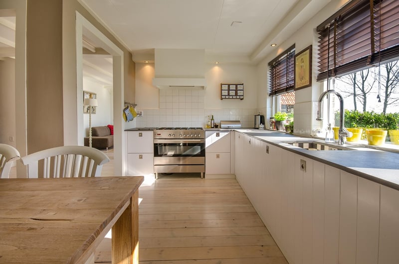 Cuisine avec tomette : 7 idées déco qui transforment votre sol