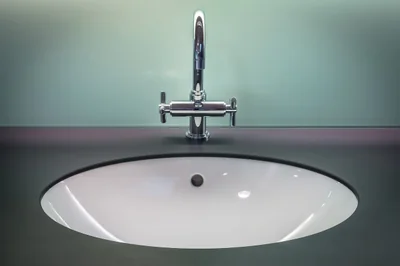 Réparer fuite eau robinet thermostatique sans plombier : guide 2026