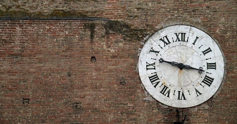 Horloge murale année 50 : 12 modèles vintage qui transforment un salon