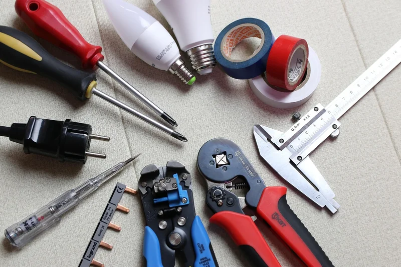 Monteur ou bricoleur : qui choisir ?