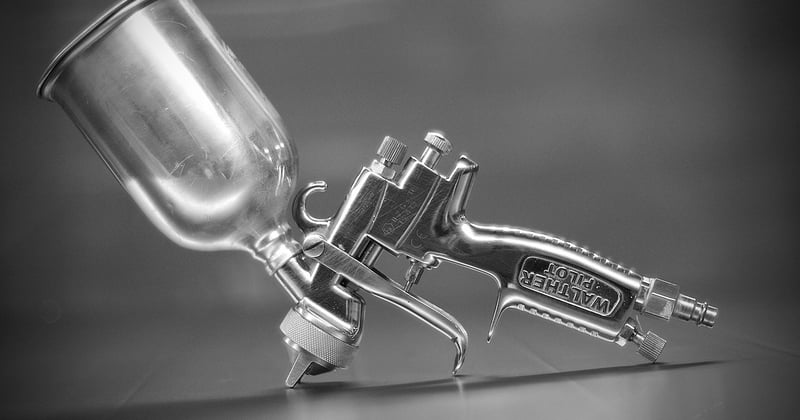 Peinture au pistolet plafond : le guide pour un résultat parfait sans traces